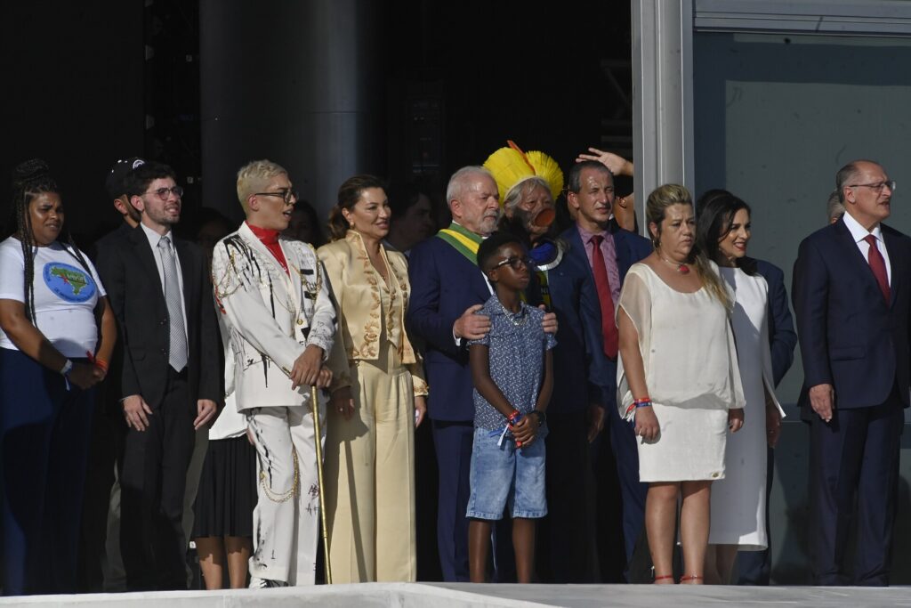Solenidade de posse do presidente da República e do vice-presidente eleitos.
Presidente da República Luiz Inácio Lula da Silva sobe a rampa do Palácio do Planalto após ser empossado no Congresso Nacional, e recebe faixa presidencial de um grupo de pessoas que representam a "diversidadade do povo brasileiro".
Participam: esposa do vice-presidente da República eleito, Maria Lúcia Guimarães Ribeiro Alckmin; vice-presidente da República eleito, Geraldo Alckmin; primeira-dama, Rosângela da Silva.
Representantes do povo brasileiro: menino Francisco; catadora de materiais recicláveis, Aline Sousa; cacique Raoni Metuktire; metalúrgico Weslley Viesba Rodrigues; professor Murilo de Quadros Jesus; cozinheira Jucimara Fausto dos Santos; ativista anticapacitista, Ivan Baron; artesão ativista Flávio Pereira.